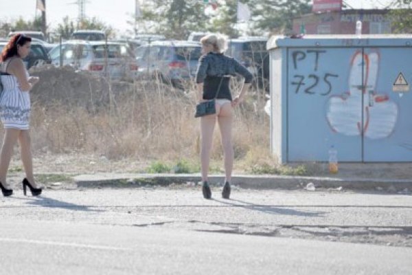 Doi dintre indivizii care jefuiau prostituate sunt cercetaţi în libertate